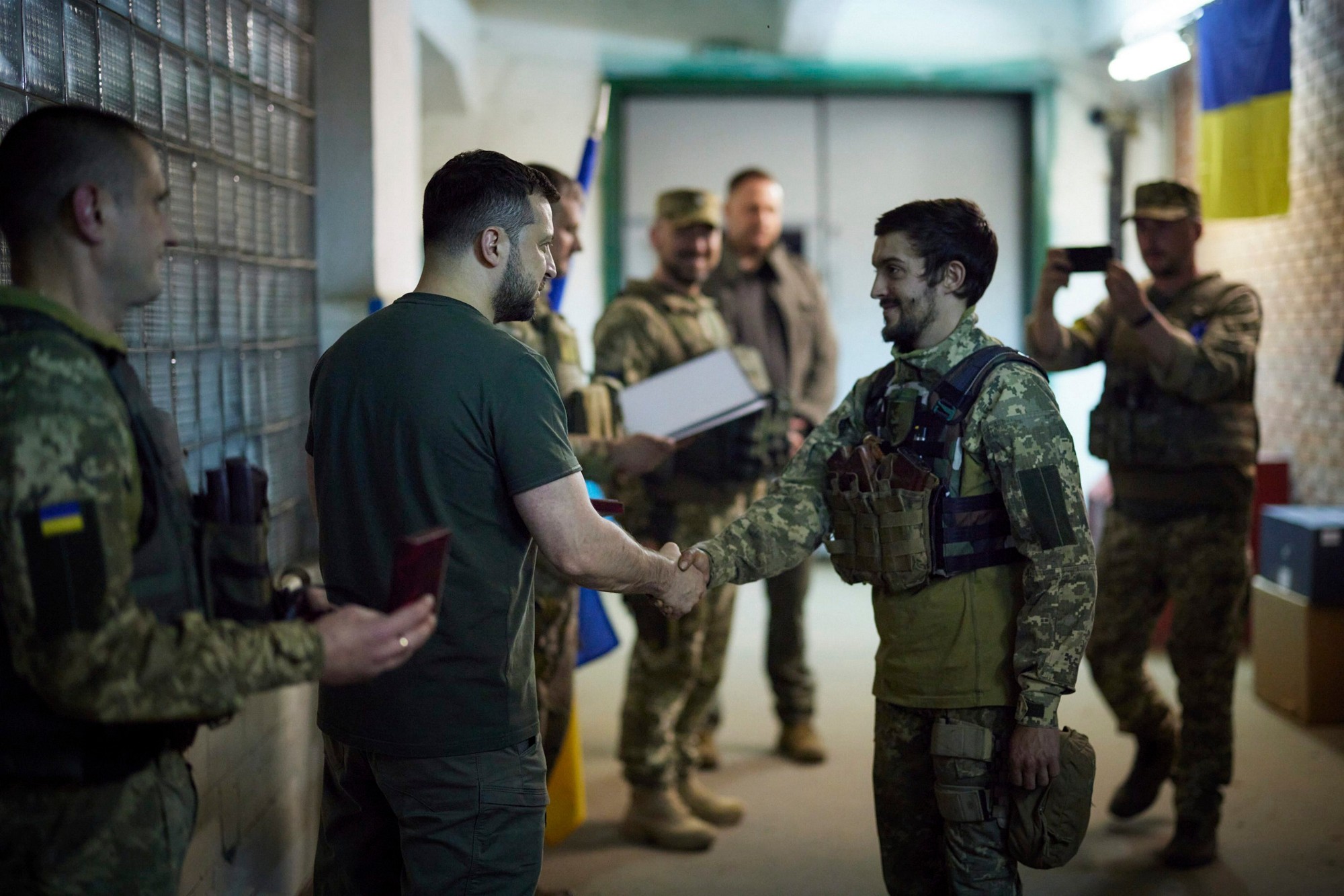 Zelenskyj odovzdal vojakom vyznamenania a dary. 