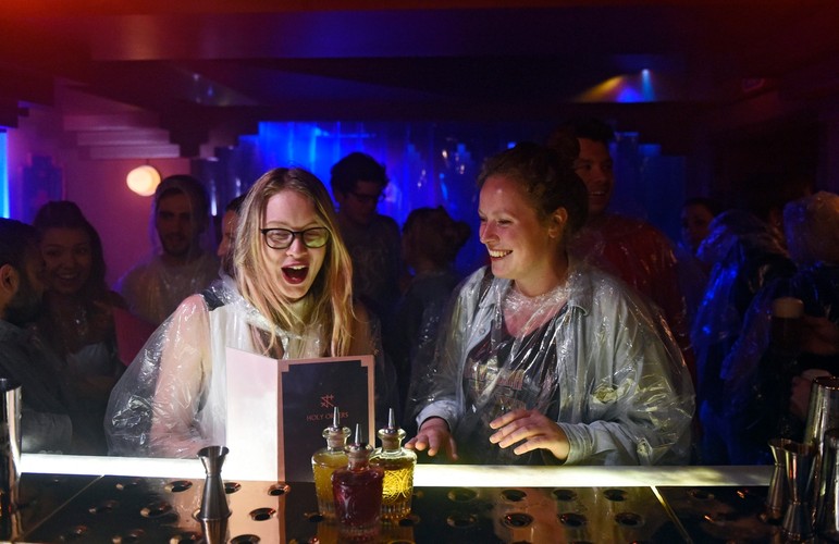 Bar z alkoholem w powietrzu