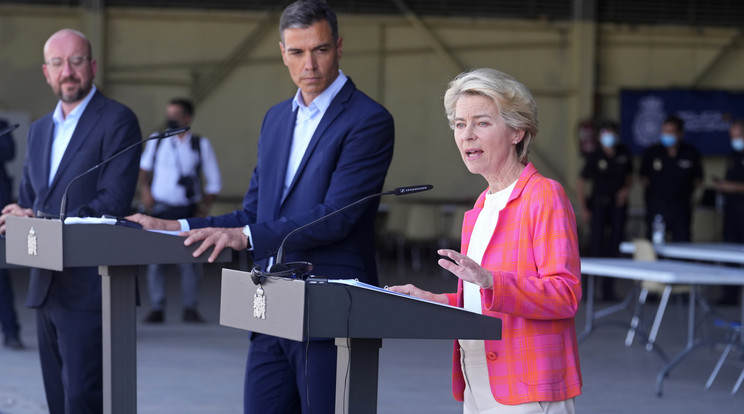 Ursula von der Leyen, az Európai Bizottság elnöke, Charles Michel, az Európai Tanács elnöke (balra) és Pedro Sánchez spanyol miniszterelnök sajtótájékoztatót tart a madridi Torrejon de Ardoz légi támaszponton 2021. augusztus 21-én. Erre a légi támaszpontra érkeznek a Kabulból kimenekített európaiak és afgán segítőik. /Fotó: MTI/AP/Paul White / Fotó: MTI/EPA/EFE/Zipi