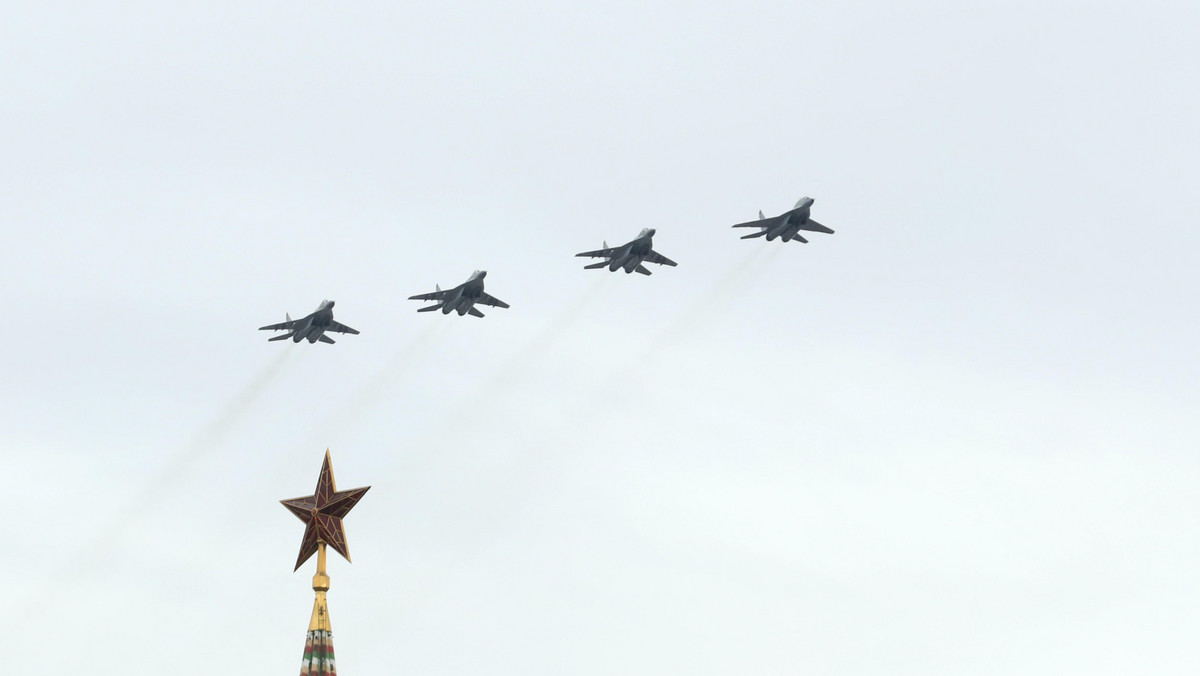 Moskwa przemieściła 450 samolotów i 300 śmigłowców przy granicę z Ukrainą