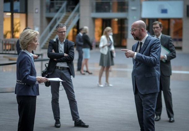 Ursula von der Leyen, przewodnicząca Komisji Europejskiej, i Charles Michel, przewodniczący Rady Europejskiej, na szczycie UE w Brukseli, 23 kwietnia 2020 r.