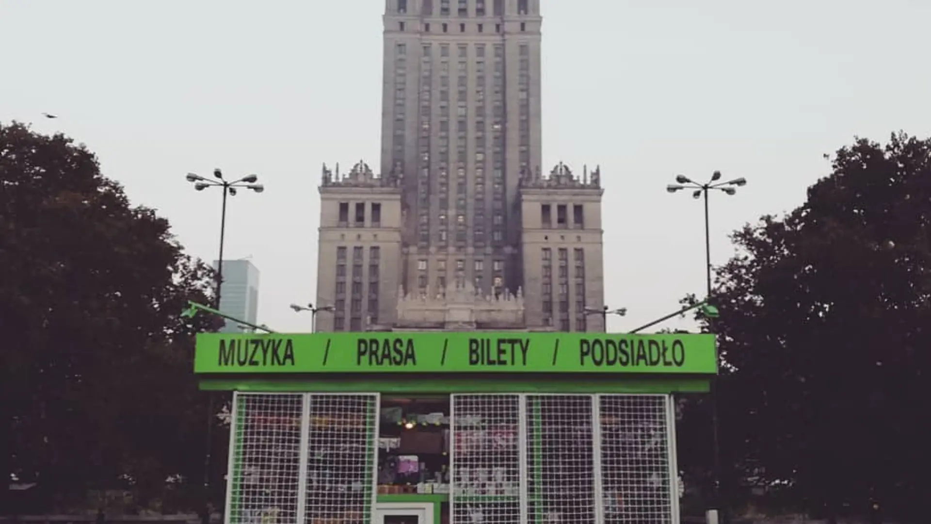 Małomiasteczkowy Kiosk Podsiadły trafił na aukcję WOŚP. Dawid dostarczy go osobiście