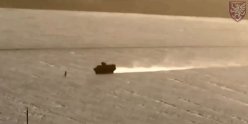 Ukraiński kołowy transporter opancerzony M1126 Stryker w trakcie szturmu na żołnierza przeciwnika.