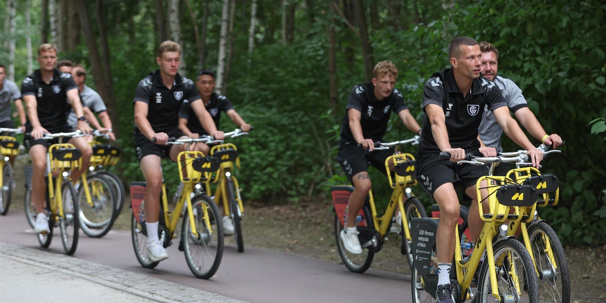 Na przedsezonową prezentację piłkarze GKS Katowice przyjechali na rowerach.