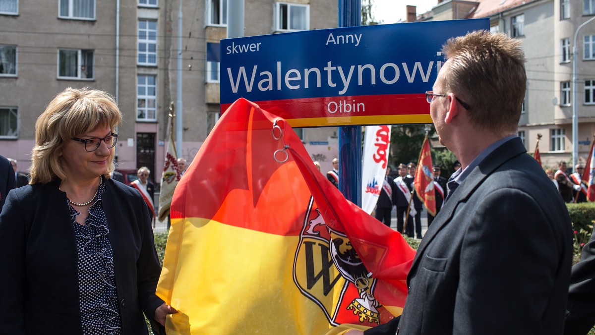 Śródmiejski skwer we Wrocławiu od poniedziałku nosi imię legendarnej związkowej działaczki Anny Walentynowicz. Dzień nadania imienia nie jest przypadkowy, bo 26 sierpnia rozpoczął się w zajezdni wrocławskiego MPK strajk solidarnościowy ze stoczniowcami w Gdańsku.