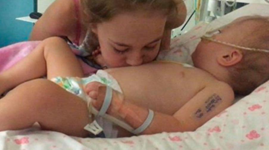 A kislány ad egy haspuszit haldokló testvérének kórházban, hamarosan igazi csoda történtik
