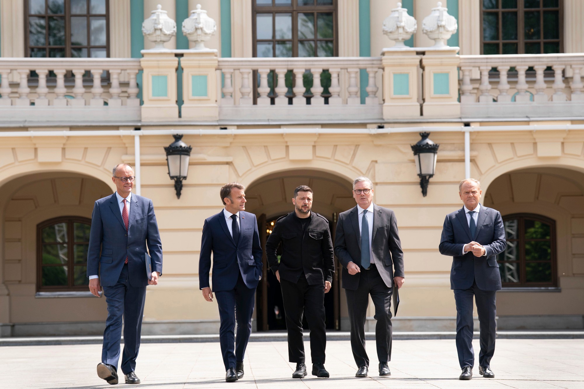 Francúzsky prezident Emmanuel Macron, britský premiér Keir Starmer, nemecký kancelár Friedrich Merz a poľský premiér Donald Tusk sa stretli so Zelenským v Kyjeve. 