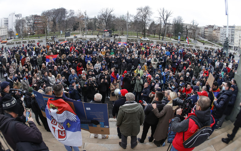 Protest w obronie Djokovicia w Belgradzie (6 stycznia 2022 r.)
