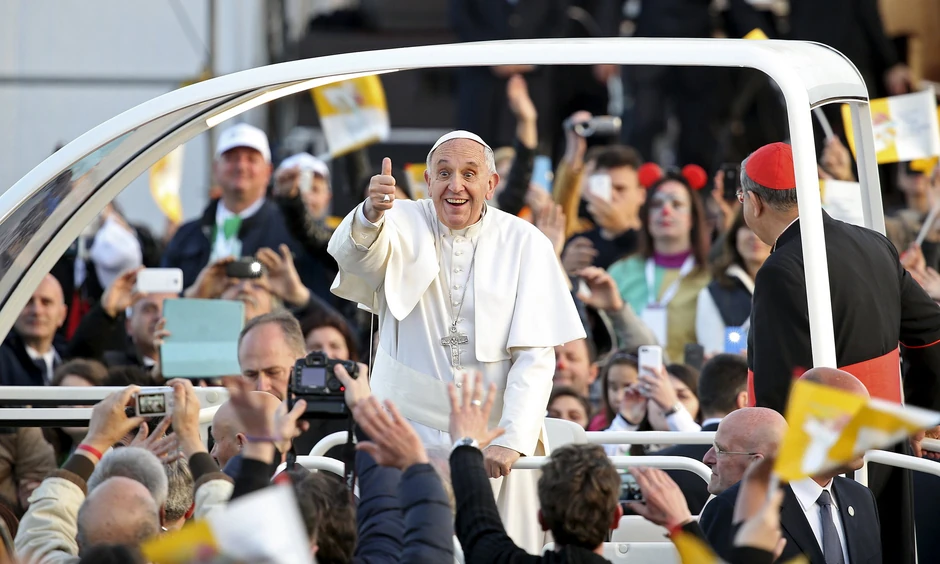 Papa šaljivdžija prolazi kroz masu u svom papamobilu
