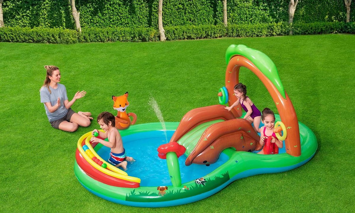 Te wodne place zabaw, ślizgawki i tory zmieniają ogród w prawdziwe aquaparki