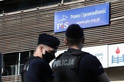 Protest pod siedzibą PiS na Nowogrodzkiej. "Piątka dla zwierząt to zdrada Polski" [WIDEO]
