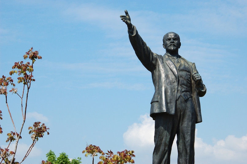 „Miejscowy Lenin przetrwał tu 2,5 roku od początku leninopadu. Tutejsze władze nie spieszyły się z realizacją ustawy o dekomunizacji, jednak urzędnicy zostali przyciśnięci przez działaczy społecznych” – podała stacja.