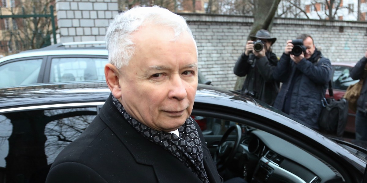 Jarosław Kaczyński głosuje.