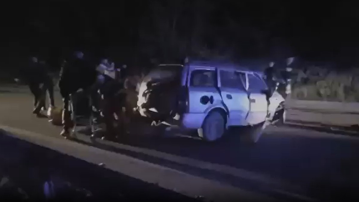 TRI OSOBE POGINULE Stravična nesreća u Novom Pazaru: Automobili SMRSKANI, jezive scene na putu (FOTO)