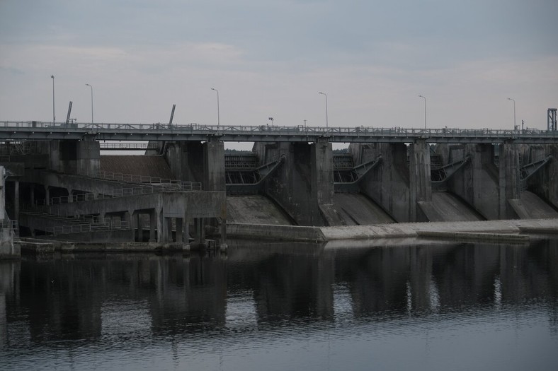 Hydroelektrownia w Kegums i przepławka dla ryb (po lewej). Przepławka nie jest już obecnie używana, ponieważ elektrownia w Rydze uniemożliwia rybom przypływającym z Morza Bałtyckiego podróżowanie tak daleko w górę Dźwiny. Kegums, 2023 r.