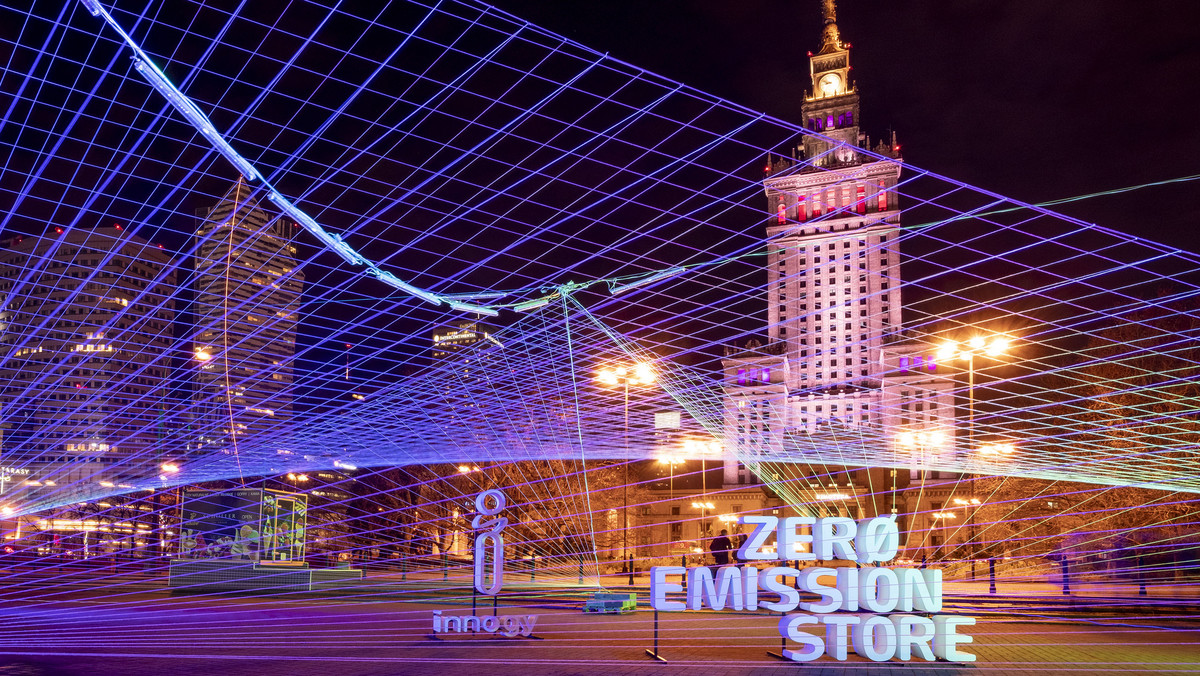 innogy Polska  przedstawia miejsce przyszłości - pierwszy w  Polsce Zero Emission Store. Niezwykła instalacja świetlna ma zwrócić uwagę mieszkańców Warszawy na zanieczyszczenie powietrza w stolicy. Akcja ma również zachęcić mieszkańców do wspierania wraz z innogy producentów energii ze źródeł odnawialnych. 