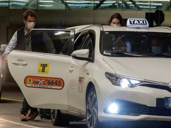 Lili Džejms i Dominik Vest na aerodromu u Rimu, pre leta za London