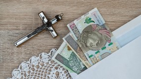 Kolęda 2026. Ile pieniędzy Polacy wkładają do koperty i kto nie daje nic?