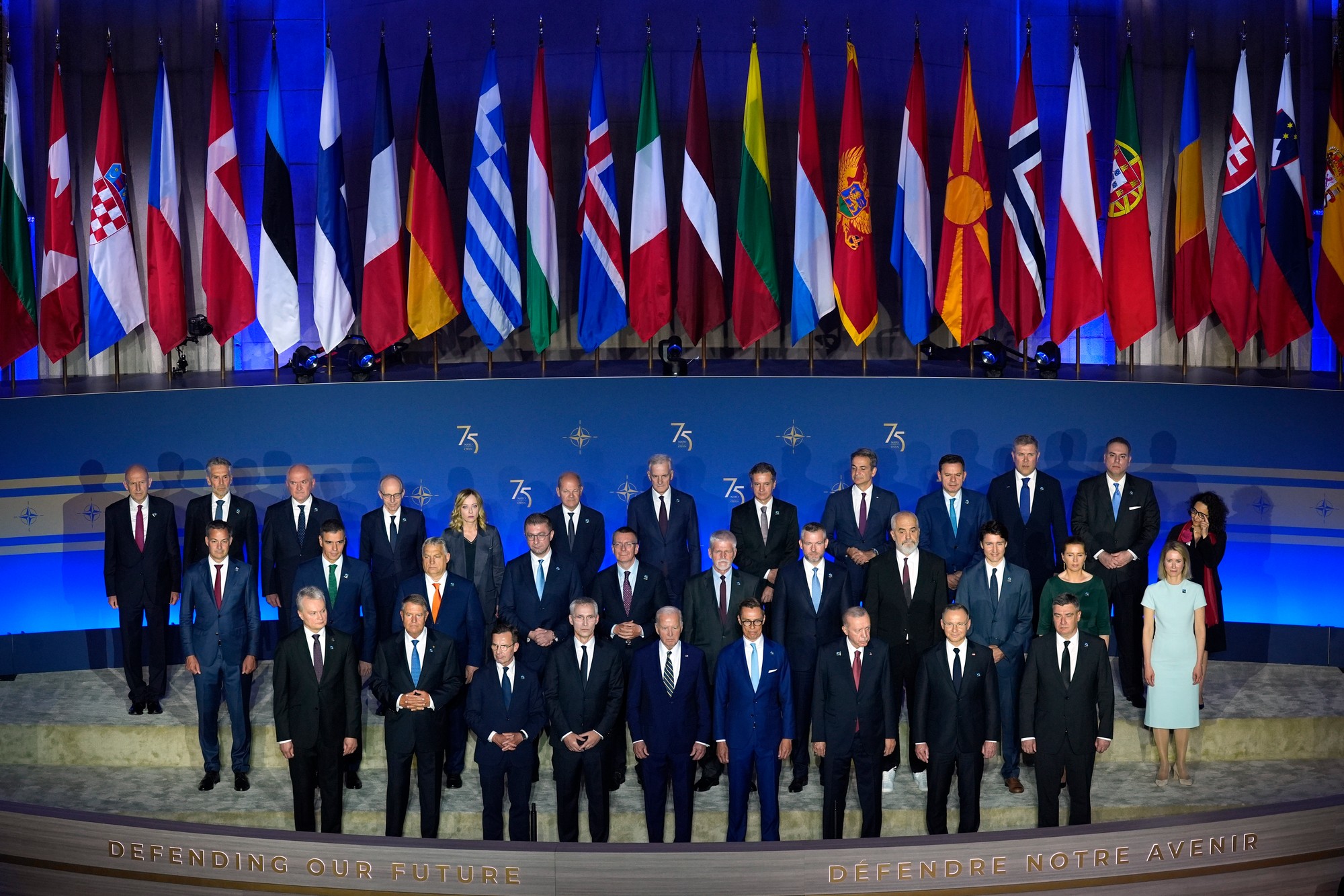 Účastníci summitu NATO vo Washingtone, v strednom rade piaty zľava prezident SR Peter Pellegrini.