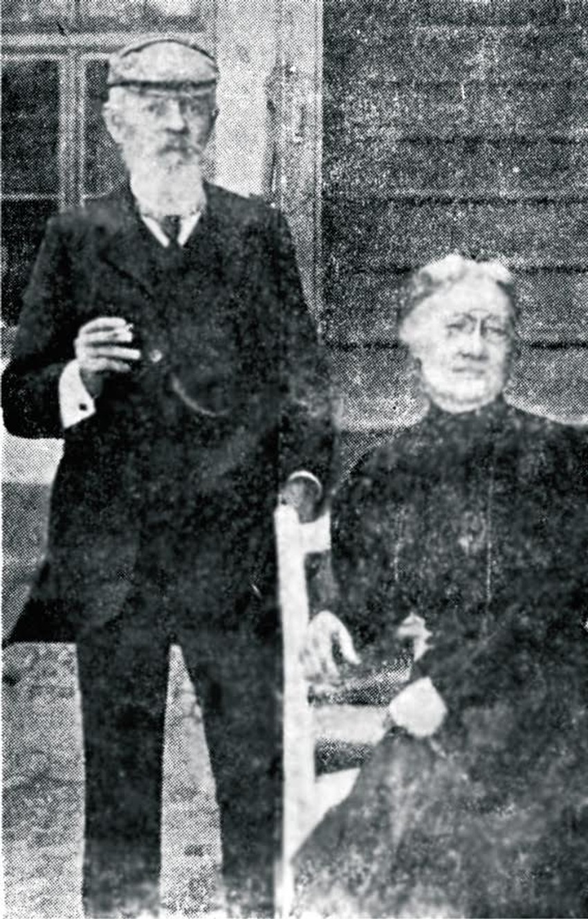 U Nišu otvorio apoteku 1879, samo godinu dana nakon oslobođenja od Turaka:
Atila i Irma Okoličanji