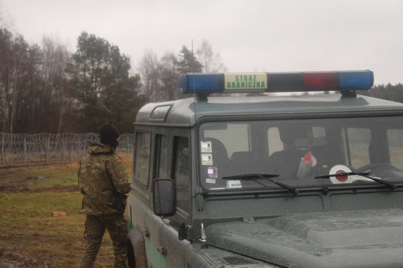 Wóz strażników granicznych przy granicy z Białorusią 