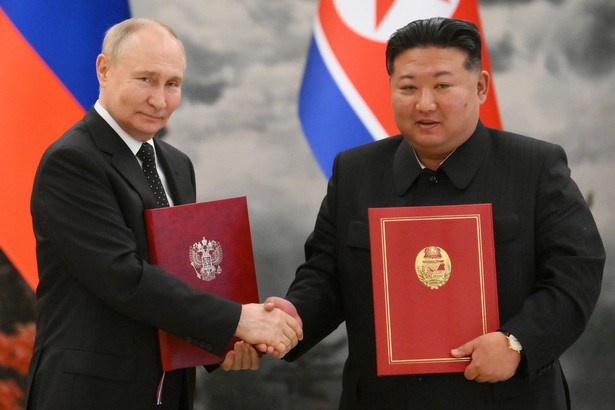 epa11422049 Russian President Vladimir Putin (L) and North Korean leader Kim Jong Un (R) shake hands during a signing ceremony following bilateral talks at Kumsusan state residence in Pyongyang, North Korea, 19 June 2024. The Russian president is on a state visit to North Korea from 18-19 June at the invitation of the North Korean leader. He last visited North Korea in 2000, shortly after his first inauguration as president. EPA/KRISTINA KORMILITSYNA / SPUTNIK / KREMLIN POOL MANDATORY CREDIT Dostawca: PAP/EPA.