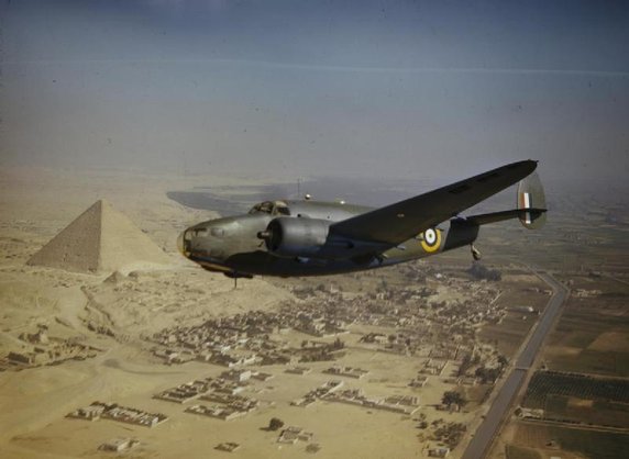 Bombowiec Lockheed Hudson w trakcie przelotu nad egipskimi piramidami (domena publiczna).