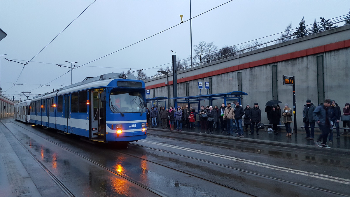 Ze sporymi utrudnieniami o poranku muszą się liczyć pasażerowie miejskiej komunikacji. Awaria tramwaju i brak napięcia w sieci trakcyjnej spowodował, że ruch tramwajowy na ulicy Mogilskiej został zatrzymany. Z powodu utrudnień pojazdy kursują z opóźnieniem także w kierunku Ruczaju.