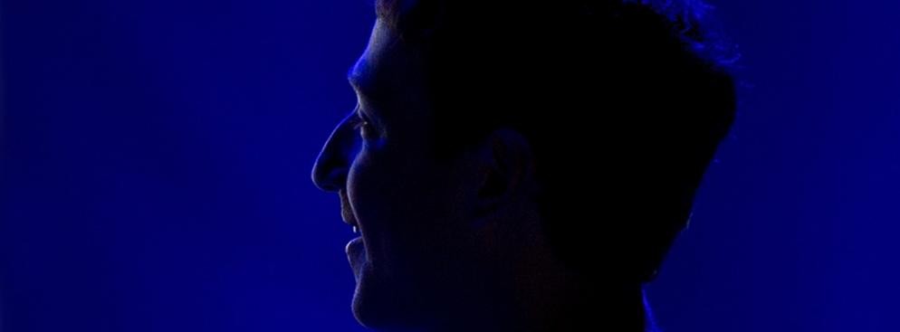 <b>N jak Niebieski</b>
<br><br>
Zastanawialiście się kiedyś dlaczego dominującym kolorem na Facebooku jest niebieski? Odpowiedź można znaleźć w The New Yorkerze, który donosi, że założyciel serwisu Mark Zuckerberg jest… daltonistą. „Niebieski jest dla mnie najbogatszym kolorem” – mówił Zuckerberg w rozmowie z amerykańskim magazynem.