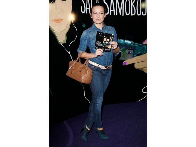 Anna Mucha znów popada w skrajność: po ostatnich, przesadnie wystawnych sukniach i futrach prezentuje wersję bardziej sportową. Do tego – pełną dżinsu. Należy docenić niezależność i zabawę z konwencjami, jednak to modowa jazda bez trzymanki. Z niekoniecznie udanym rezultatem.