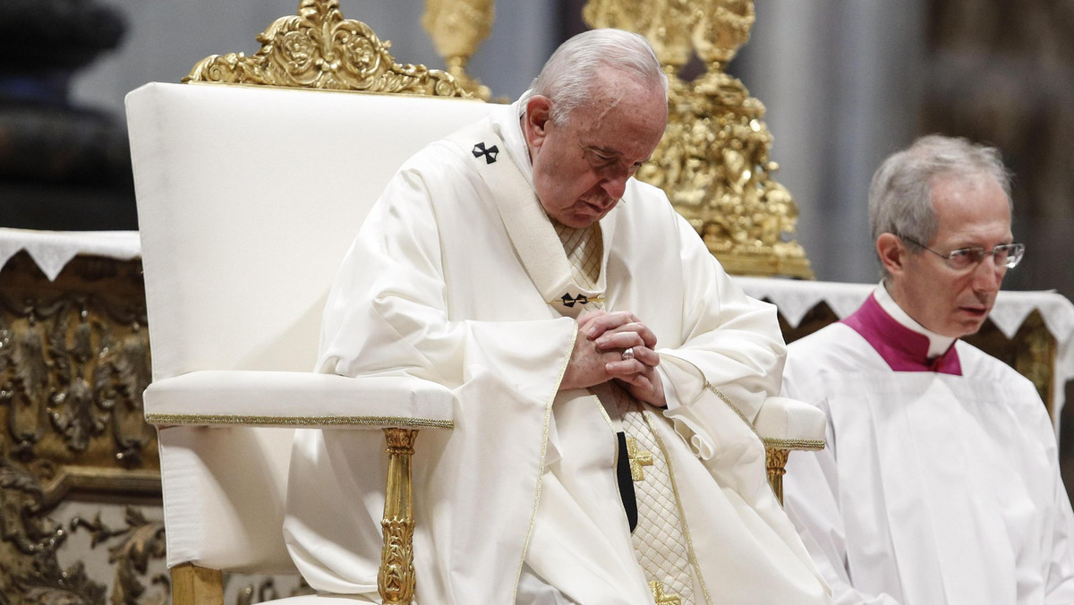 - Nie brudźcie Eucharystii nikczemnymi interesami - apelował papież Franciszek podczas mszy w Watykanie, w trakcie której wyświęcił 19 nowych księży. Prosił, aby starali się podobać się Bogu, a nie sobie samym.