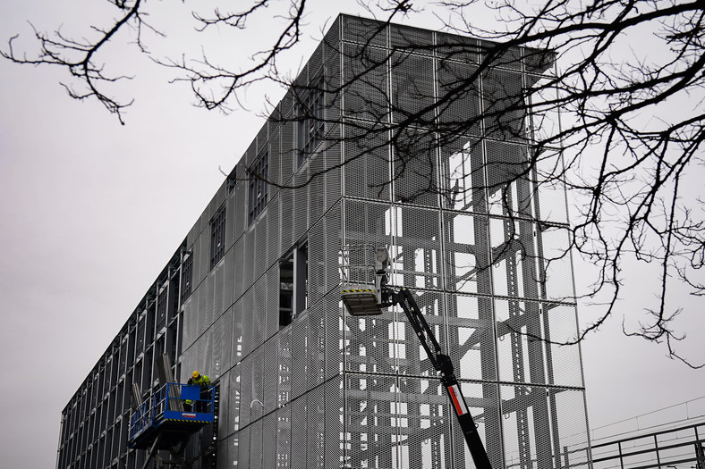Postęp prac przy budowie zautomatyzowanego piętrowego parkingu w Katowicach