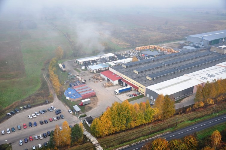 Rzadko zdarza się, żeby działalność biznesowa przenikała się tak bardzo z działalnością edukacyjną. Ale też rzadko zdarza się, żeby właściciel dobrze prosperującej firmy był jednocześnie założycielem i współwłaścicielem uczelni wyższych, szkoły podstawowej, gimnazjum, liceum, a także inicjatorem kierunku studiów. Tak jest w przypadku Piotra Voelkela.