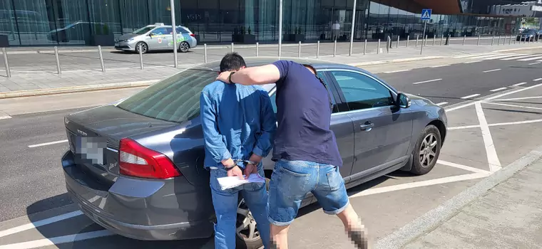 Zaskoczyli go metodą "na kolec". Ukradli kierowcy Audi 100 tys. zł