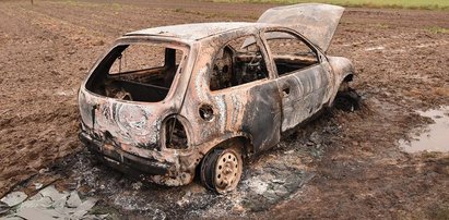 Tragiczny wyjazd na zakupy. Auto ugrzęzło w błocie, na ziemi leżał martwy 84-latek