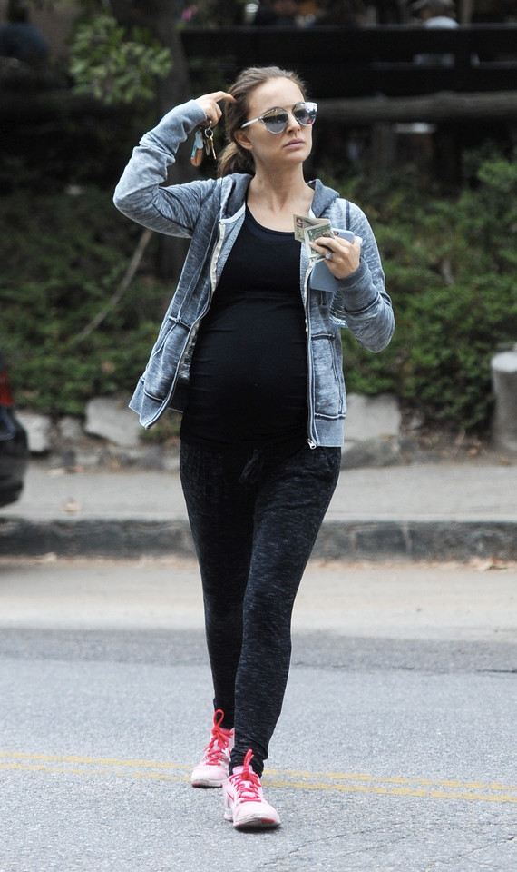 Ciężarna Natalie Portman na spacerze
