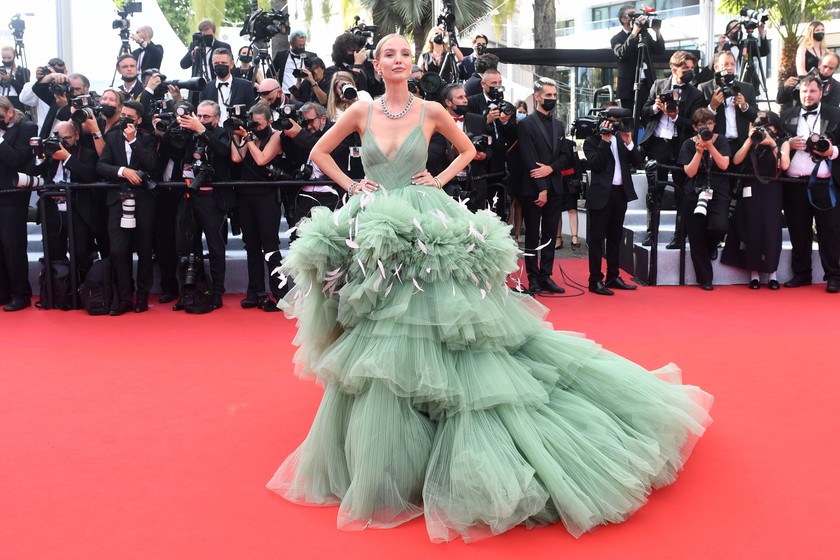 Leonie Hanne (32) setzt auf ein Tülltraum in Lindgrün. Das Kleid von Nicole Felicia Couture steht der deutschen Influencerin vorzüglich.