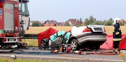 Straszna śmierć w drodze na wakacje. Nie żyją trzy osoby, dziecko walczy o życie