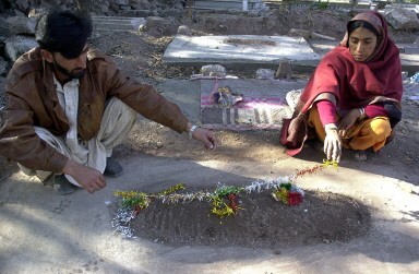 PAKISTAN-QUAKE-SASIA-GRAVE