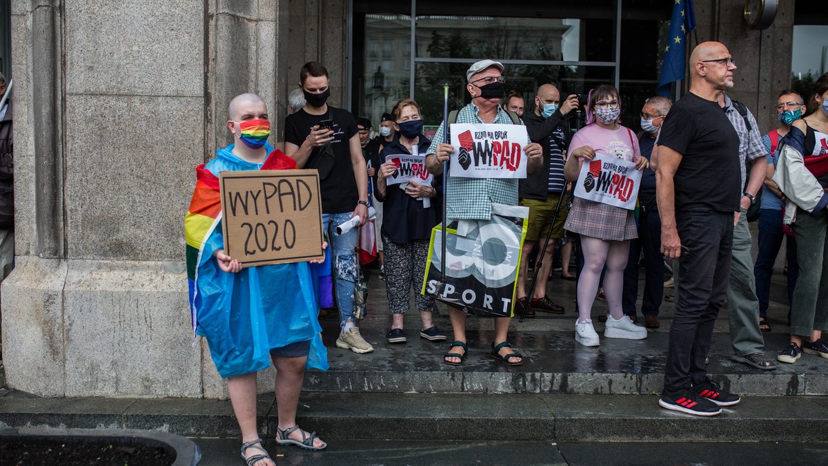 Plac Konstytucji. Manifestacja "WyPAD! Rząd na bruk!"