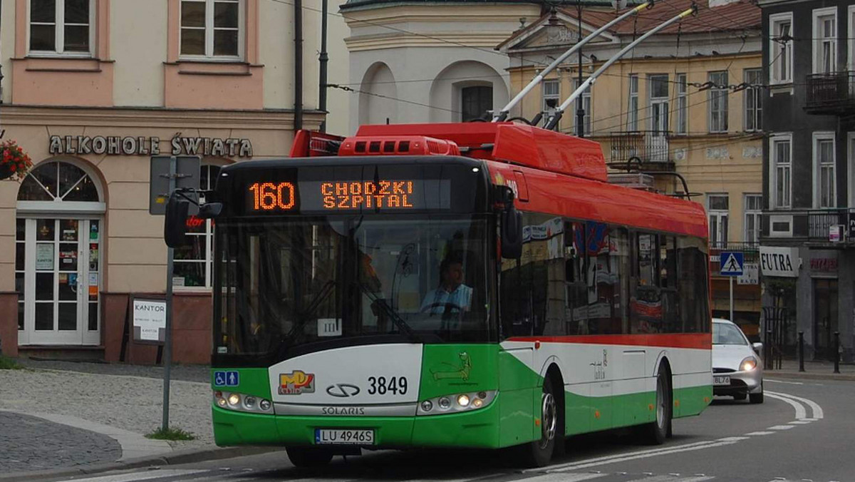 Od początku przyszłego miesiąca komunikacja miejska będzie jeździła według wakacyjnego rozkładu. W dużej mierze autobusy będą kursowały według ubiegłorocznego letniego rozkładu. Tylko na kilku liniach doszło do poważniejszych zmian. A już 3 lipca na ulice wyjadą autobusy turystyczne Ziutek i Gutek.