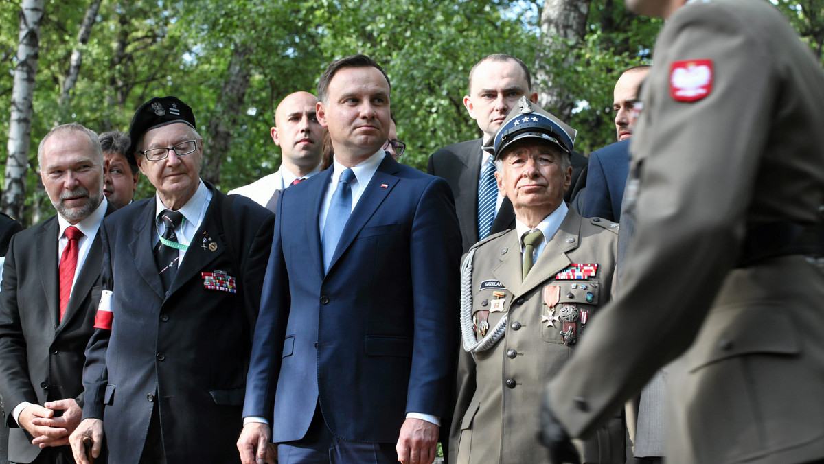 Grupa powstańców warszawskich nie weźmie udziału w spotkaniu z prezydentem Andrzejem Dudą w Muzeum Powstania, które poprzedza obchody 72. rocznicy. Informują o tym w liście otwartym, cytowanym m.in. przez "Gazetę Wyborczą". –  Mamy nadzieję, że tak też postąpią nasze koleżanki i koledzy – zaznaczają.