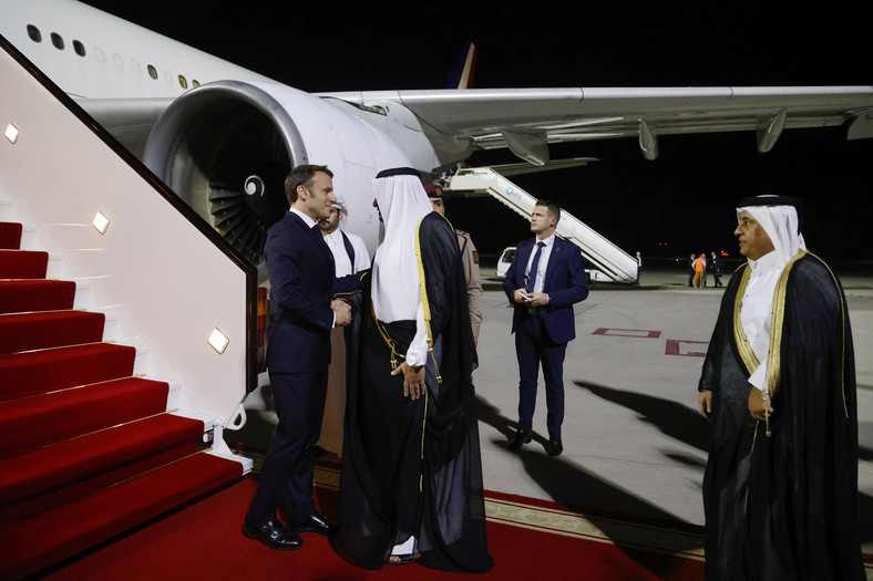 Katarski minister spraw zagranicznych wita prezydenta Francji Emmanuela Macrona
