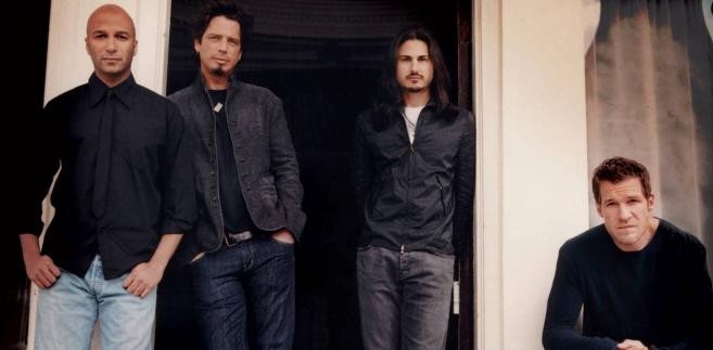 <b>Audioslave</b><br />W 2000 roku krótka i intensywna kariera RATM upadła. Z powodu różnic co do rozwoju grupy odszedł z niej Zack. Pozostali członkowie RATM wraz z wokalistą grupy Soundgarden Chrisem Cornellem założyli Audioslave. Wydali trzy udane rockowe płyty, po czym w 2007 roku zakończyli działalność. Członkowie RATM spotkali się wtedy ponownie i wyruszyli w trasę. Zapis jednego z jej przystanków znalazł się na DVD w rocznicowym wydaniu 