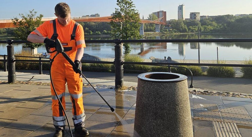 W Warszawie do dyspozycji mieszkańców i odwiedzających są 34 tys. ulicznych śmietników, a Zarząd Oczyszczania Miasta (ZOM) zajmuje się ok. 40 proc. z nich.