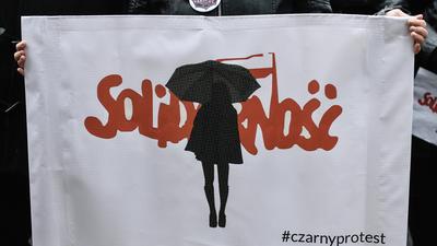 Czarny protest przed siedziba Solidarnosci w Gdansku