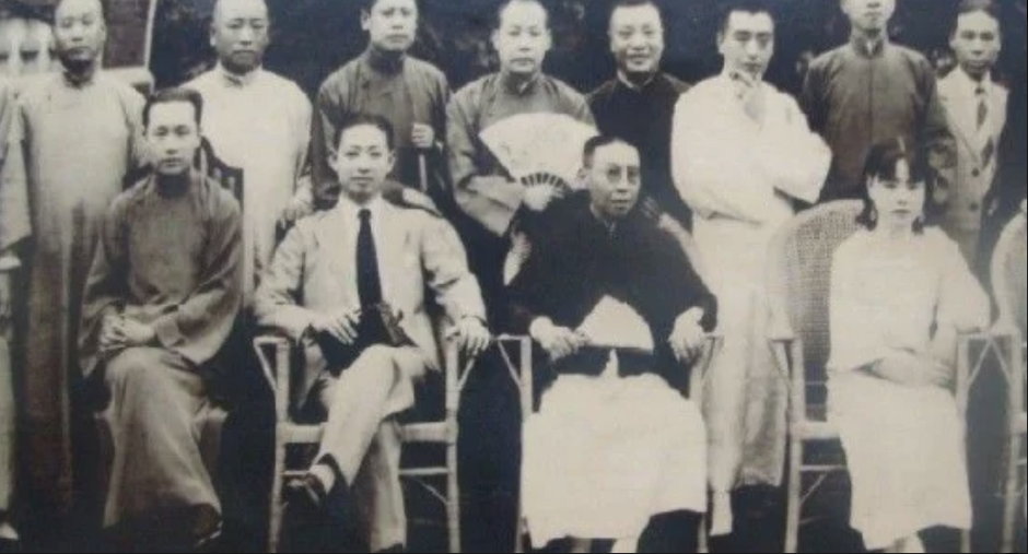 Jedna z pierwszych współczesnych chińskich triad została zorganizowana z udziałem Du Yueszenga.