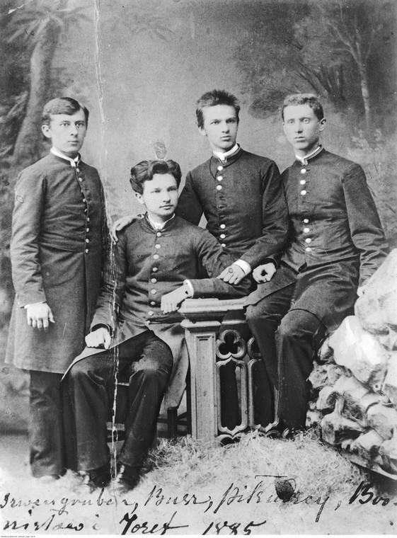 Członkowie tajnego samokształceniowego kółka 'Spójnia' w pierwszym gimnazjum wileńskim. Od lewej: Szwengruber, Bronisław Piłsudski, Józef Piłsudski, Busz.