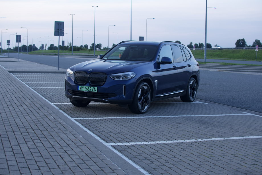 BMW iX3 ma ponad 473 cm długości, 189 cm szerokości, 167 cm wysokości. Prześwit wynosi prawie 18 cm a rozstaw osi - 286 cm. Pojemność bagażnika to 510 l. 