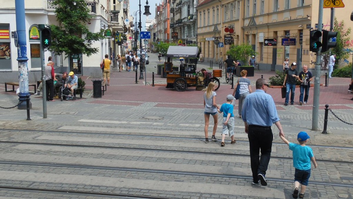 Piesi i kierowcy nie będą już musieli czekać na zielone światło w centrum Poznania. Miasto zdecydowało się wyłączyć kolejne sygnalizacje świetlne - tym razem w rejonie Placu Wiosny Ludów i Kupca Poznańskiego.